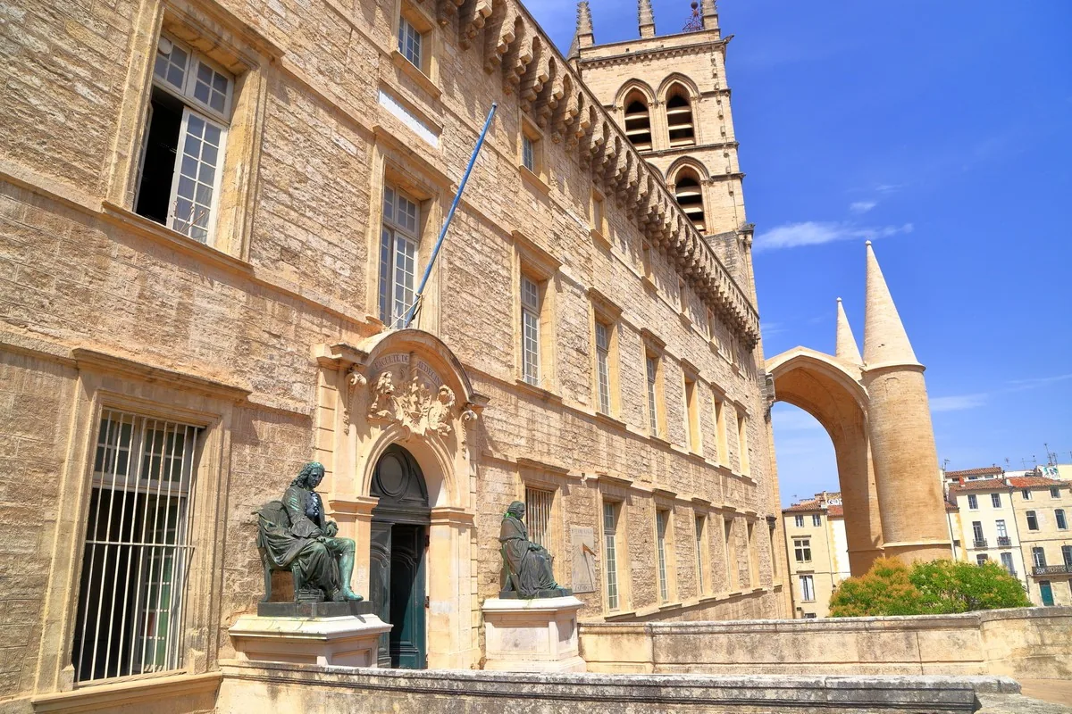 Город-щит на юге Франции, где каждая улица хранит свою тайну