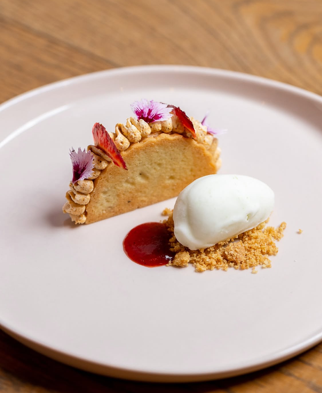 Как съедобные цветы из маленькой фермы покорили звёздные рестораны долины Роны