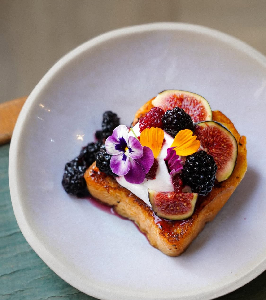 Как съедобные цветы из маленькой фермы покорили звёздные рестораны долины Роны