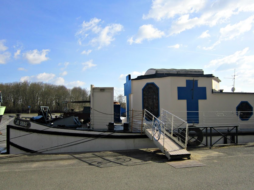 Единственная церковь-баржа Франции и человек, который дал лодочникам адрес