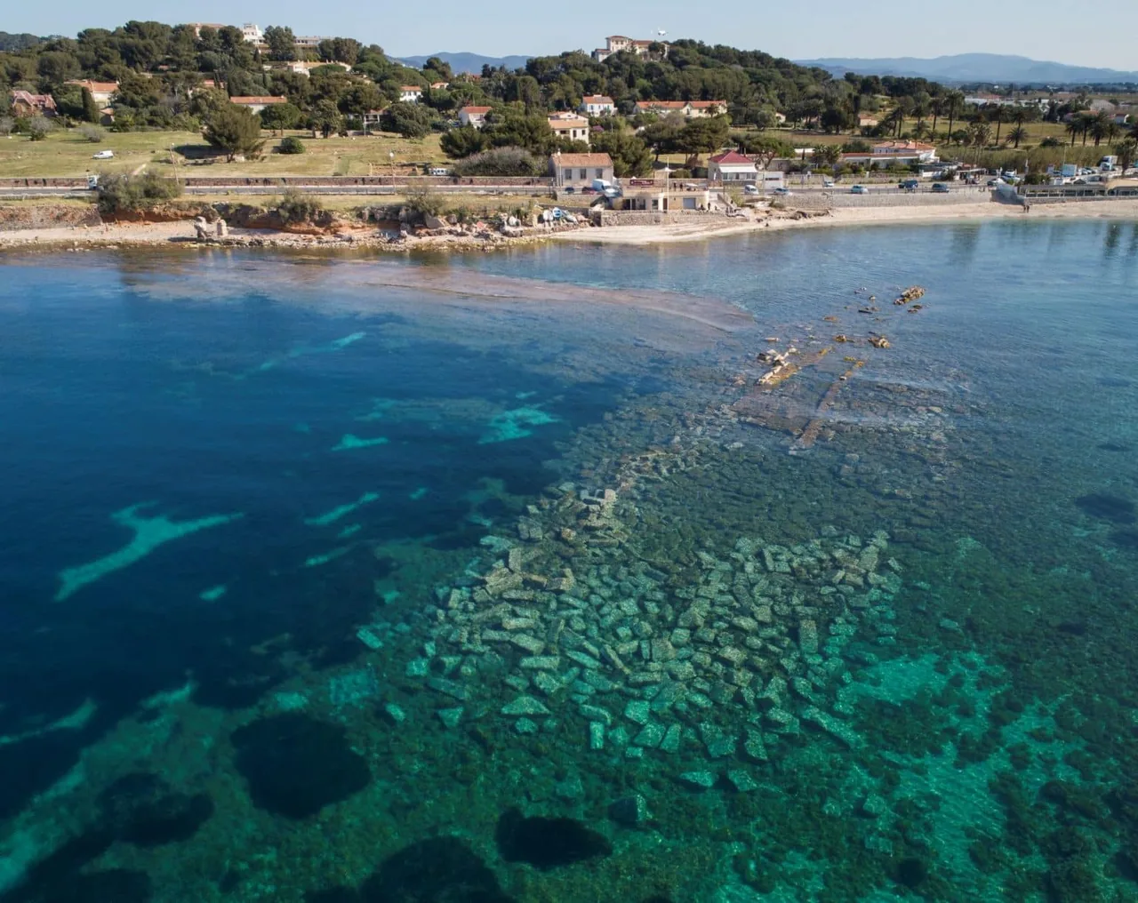 Греческий город на дне Прованса, куда можно доплыть с маской