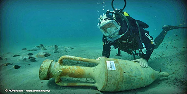 Греческий город на дне Прованса, куда можно доплыть с маской