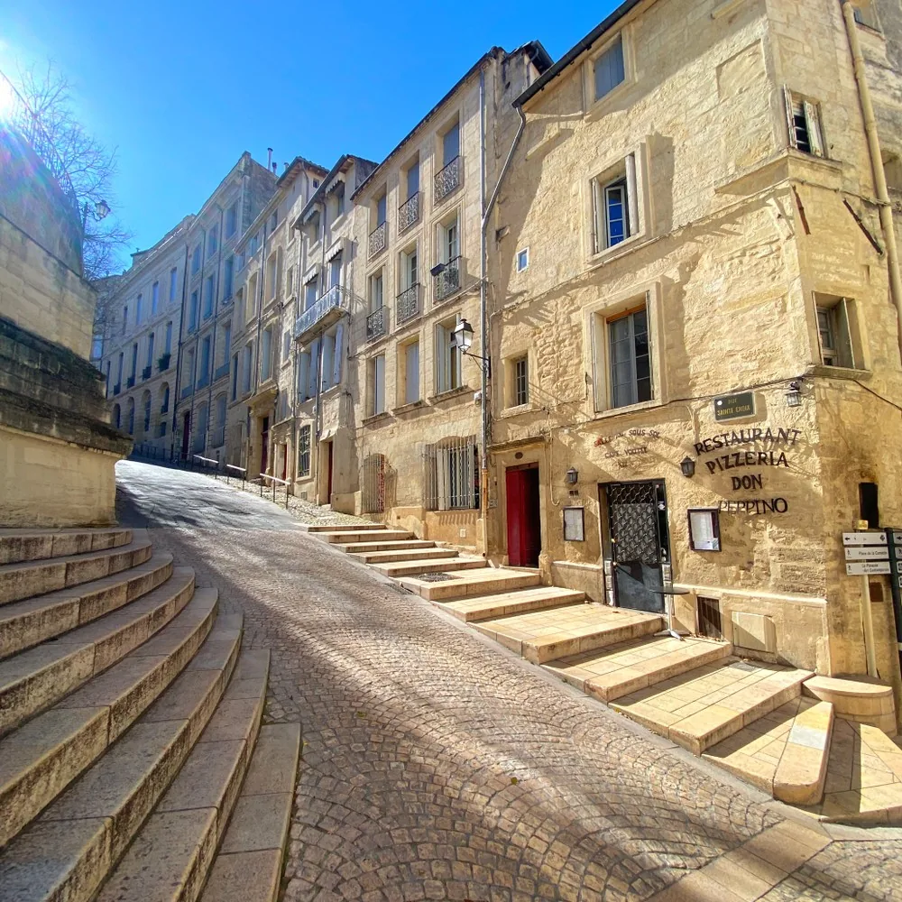 Город-щит на юге Франции, где каждая улица хранит свою тайну