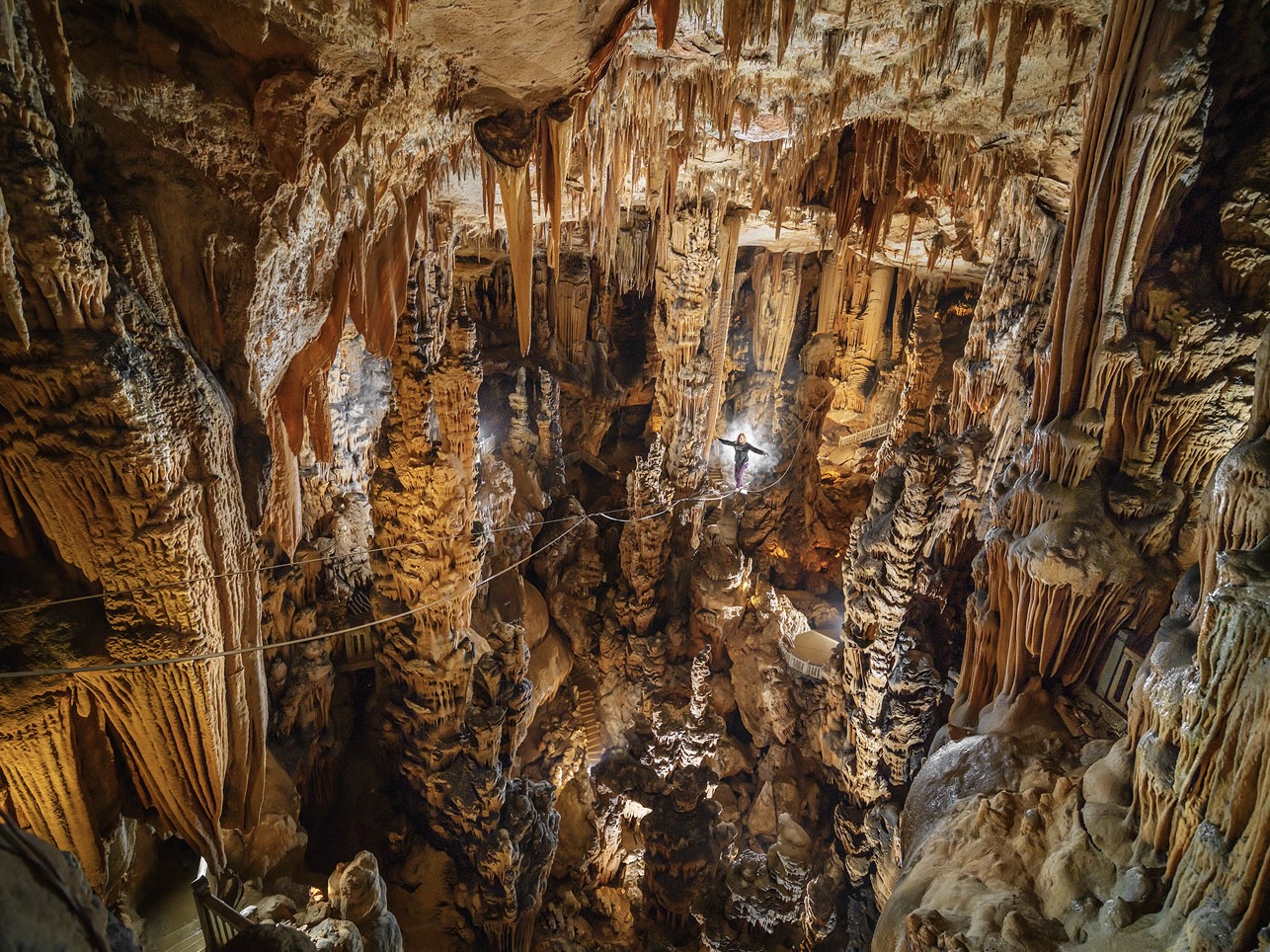 Вице-чемпионка мира ходит по канату внутри пещеры на юге Франции