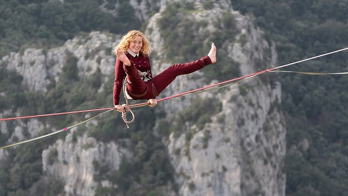Вице-чемпионка мира ходит по канату внутри пещеры на юге Франции