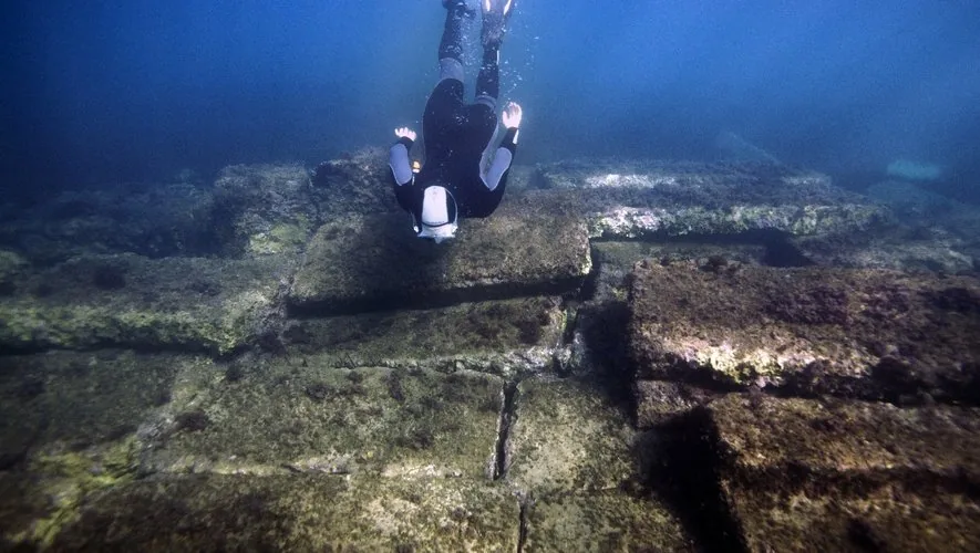 Греческий город на дне Прованса, куда можно доплыть с маской