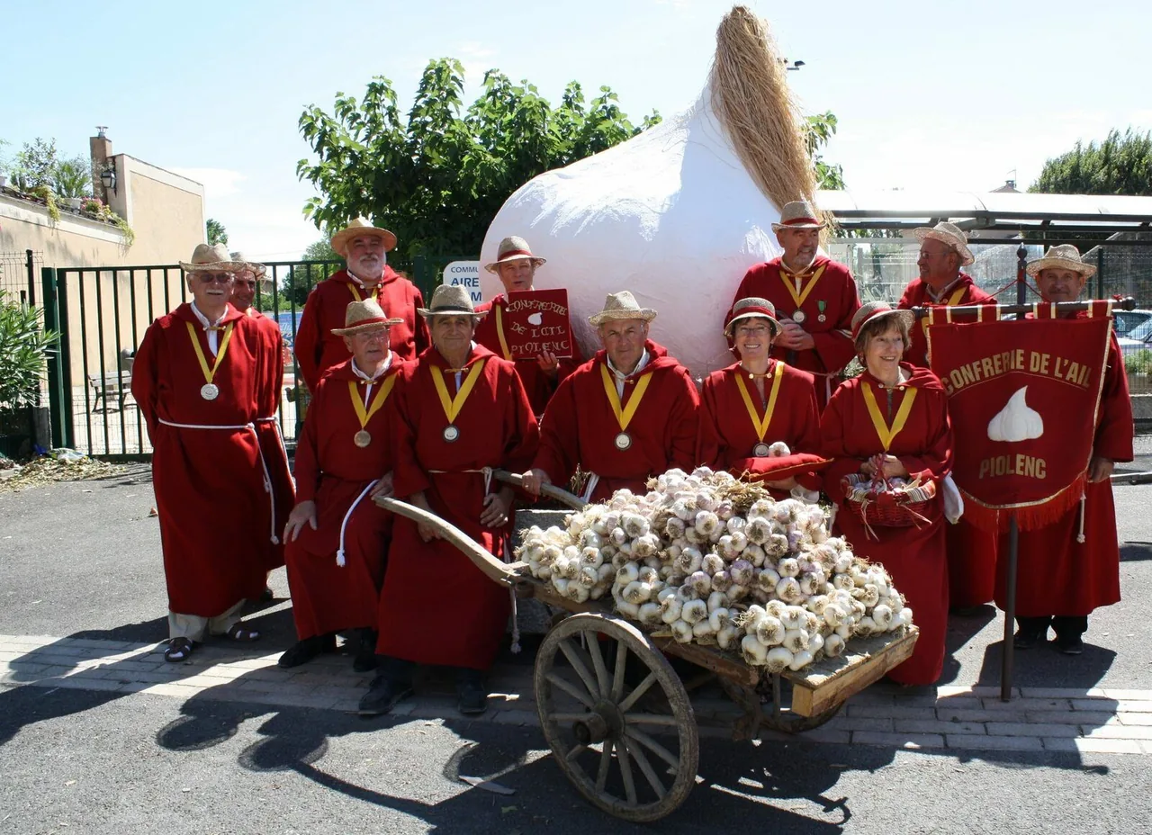 Деревня Пиолен под Авиньоном объявила себя столицей чеснока и клянётся на головках