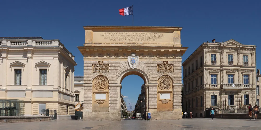 Город-щит на юге Франции, где каждая улица хранит свою тайну